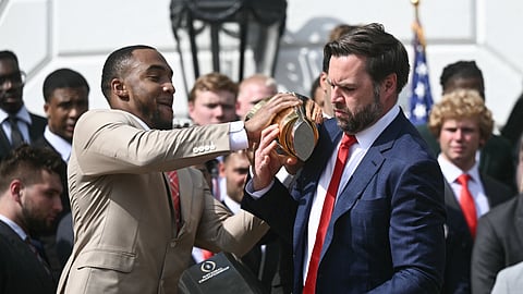 J. D. Vance parte troféu de equipa campeã universitária em cerimónia na Casa Branca (c/vídeos)

