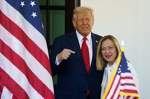 Trump e Meloni à entrada da Casa Branca.