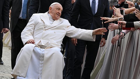 O Papa que agarra o braço das pessoas