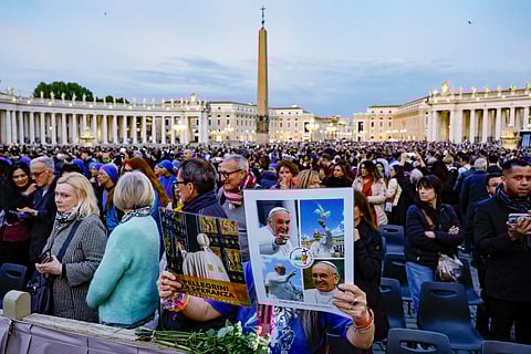 Fiéis reúnem-se na praça de São Pedro, no Vaticano.