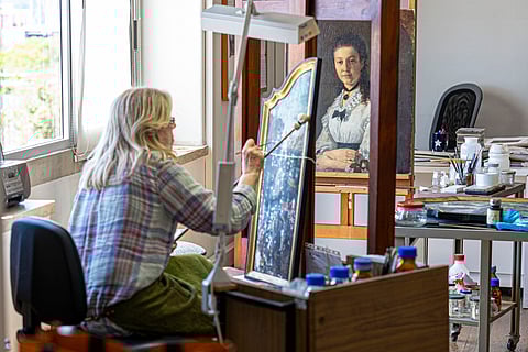 Francisca Lima, Sara Babo e Susana França de Sá, junto da obra 'Café Kafka' (1971), de João Vieira, já praticamente toda limpa. 