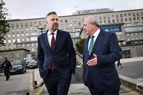 O secretário-geral do Partido Socialista (PS), Pedro Nuno Santos (E), acompanhado pelo presidente do Conselho de Administração da ULS Santa Maria, Carlos das Neves Martins (D), após uma reunião com o conselho de administração da ULS Santa Maria