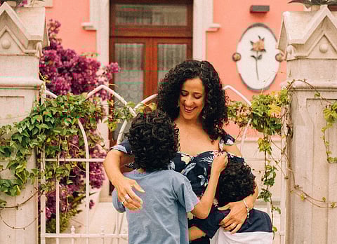 Mariana Santana com os filhos Gabriel e João.