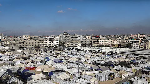 O estádio Al Yarmouk, na Cidade de Gaza, acolhe palestinianos vindos de outras zonas do enclave.