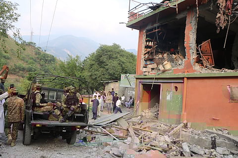 O exército paquistanês analisa o local da queda de um dos mísseis indianos em Muzaffarabad, capital da Caxemira administrada por Islamabad.