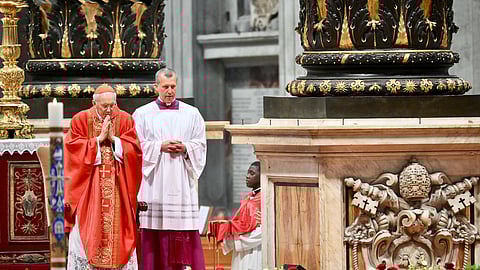 Giovanni Battista Re, de 91 anos, decano do colégio cardinalício.