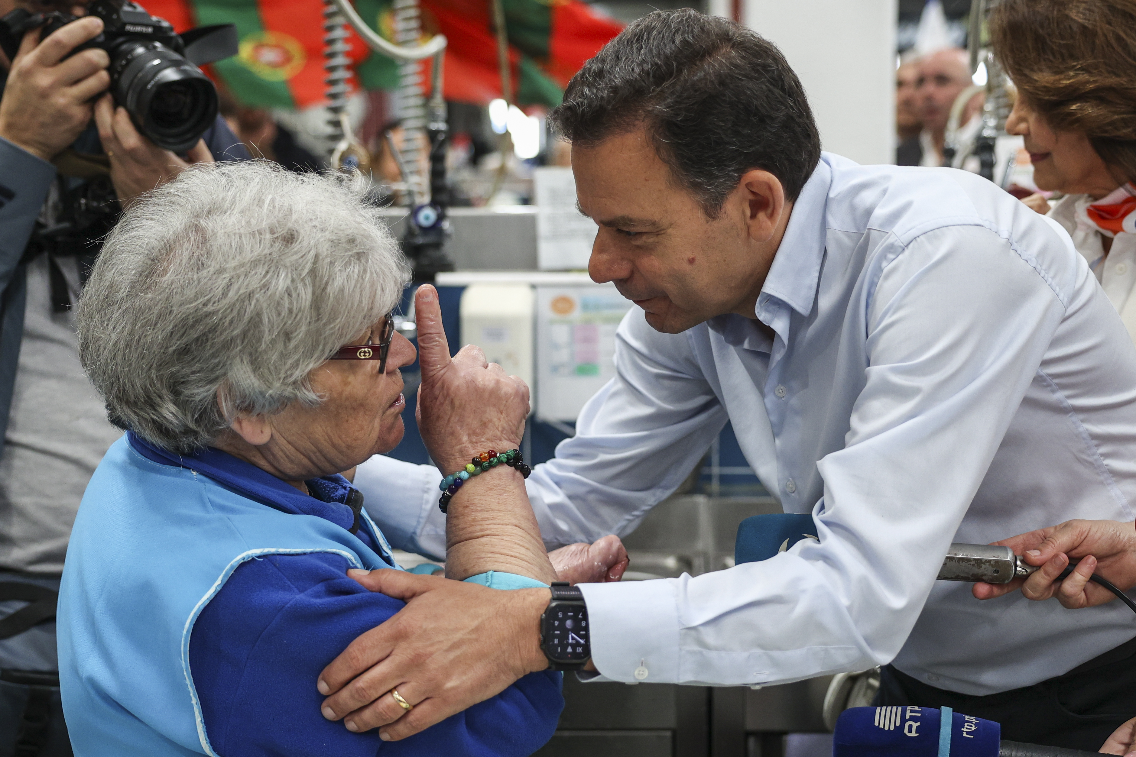 Luís Montenegro, em Setúbal, ouviu queixas de reformados que apontaram o dedo a Passos Coelho.