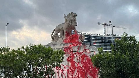 Estátua do leão junto ao estádio de Alvalade pintada de vermelho