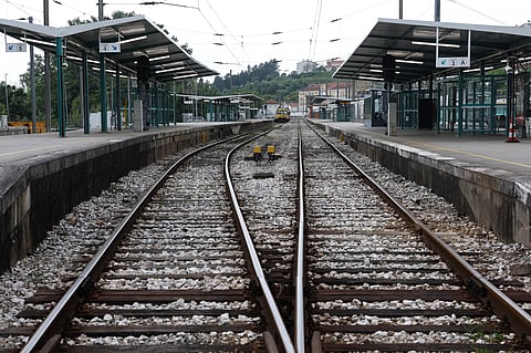 Um morto em abalroamento de veículo ligeiro por comboio. Linha do Oeste está cortada