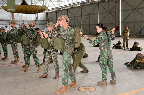 Os formandos a prepararem-se para o salto no Aerodromo Militar de Tancos  (Brigada de Reação Rápida)