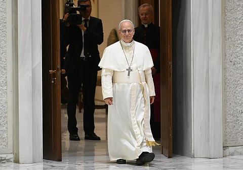O papa a entrar no auditório Paulo VI para a audiência com os media.