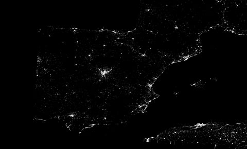 As imagens do apagão e do regresso da energia vistos desde o Espaço