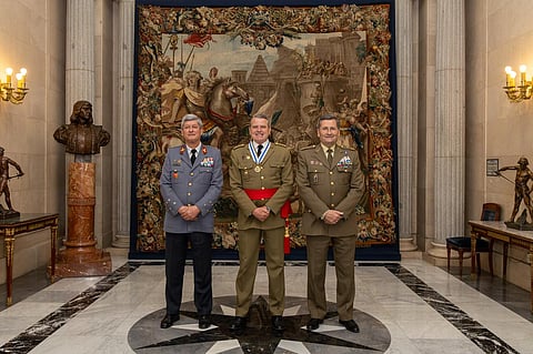 No Cuartel General del Ejercito, Palacio de Buenavista, Madrid (da esquerda para a direita): general Eduardo Mendes Ferrão; teniente general Fernando de las Hijas, antigo  Comandante da Logística Espanhol; Jefe de Estado Mayor del Ejército de Tierra del Reino de España, general Amador Enseñat Y Berea