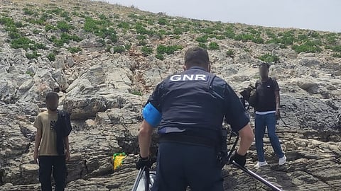 GNR resgata três migrantes de pequeno ilhéu no Mar Egeu