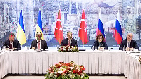 O MNE da Turquia Hakan Fidan (ao centro) presidiu às conversações.