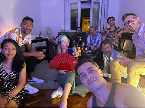 Amigos se reúnem para assistir.