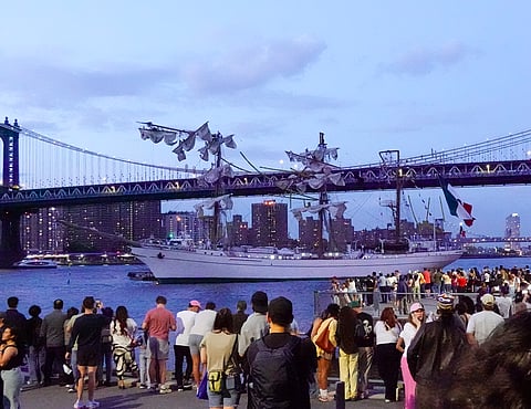 Navio da Marinha mexicana embate contra ponte de Brooklyn e provoca dois mortos (com vídeo)