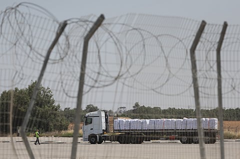 Camião de ajuda humanitária junto à fronteira da Faixa de Gaza.