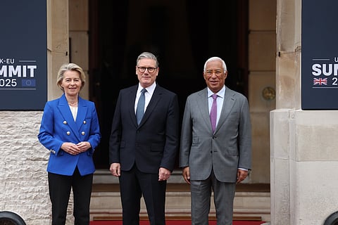 Usrula von der Leyen, Keir Starmer e António Costa à entrada para a cimeira, em Londres.