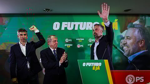 Foi ao lado de Carlos César, presidente do PS, que Pedro Nuno Santos anunciou que se demitia da liderança do partido.