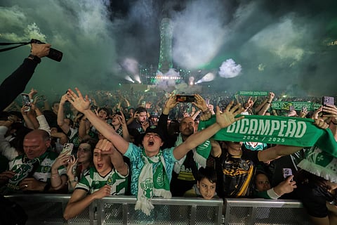 A festa dos adeptos do Sporting, campeão nacional de futebol 2024/25.