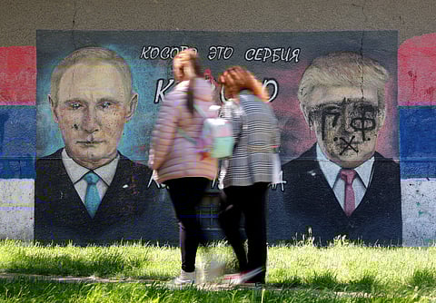 Mural com as imagens de Putin e Trump (e a mensagem de que “o Kosovo é Sérvia”) em Belgrado.  