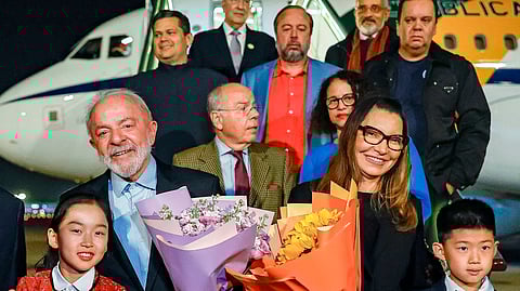 Janja ao lado de Lula na chegada a Pequim.