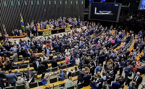 Deputados do Brasil acumulam cartões amarelos e encarnados