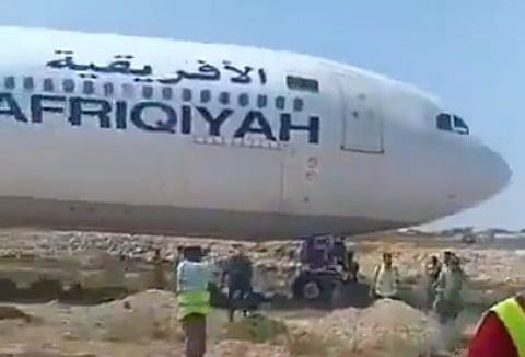Avião que se preparava para descolar sai da pista e fica preso na Líbia (com vídeo)