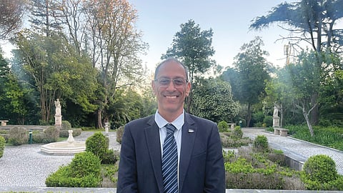 Ado é físico e diretor-adjunto da instituição.
