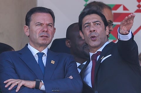 O primeiro-ministro Luís Montenegro com Rui Costa na tribuna de honra do Estádio Nacional.