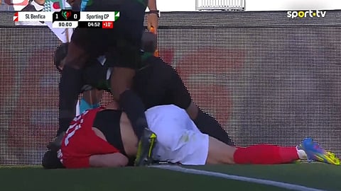 O momento em causa: Matheus Reis pisa a cabeça de Belotti.