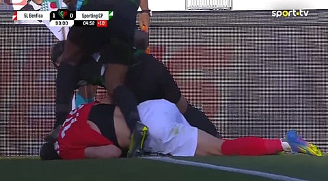 O momento em causa: Matheus Reis pisa a cabeça de Belotti.