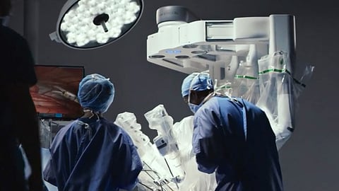 Segundo Álvaro Almeida, o quadro global de referência para 2026 prevê a estabilização das listas de espera para consultas e uma ligeira melhoria nas cirurgias