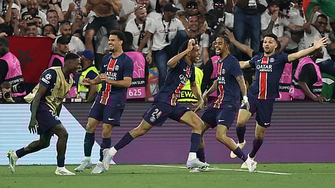 Senny Mayulu festeja após marcar o quinto do PSG.