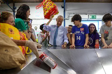Marcelo Rebelo de Sousa a "dar uma mão" no Banco Alimentar Contra a Fome, como já é tradição.