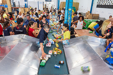 Voluntários fazem a triagem de alimentos na sede do Bamco Alimentar, em Alcântara.