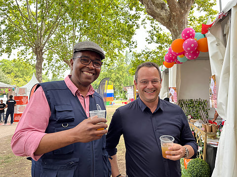 Geraldo e o autarca de Leiria bebendo caldo de cana.