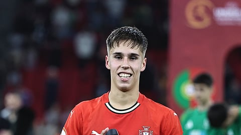 Rafael Quintas com o troféu de Melhor Jogador do Europeu sub-17.