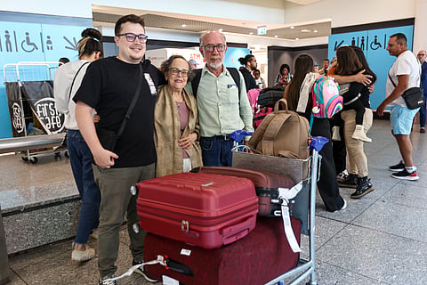 O brasileiro Matheus Guimarães com os pais, Terezinha e Solano, que enfrentaram mais de três horas na fila para o controlo do passaporte do aeroporto de Lisboa.