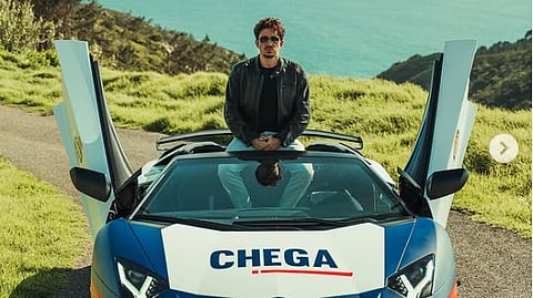 João Barbosa, conhecido por Numeiro nas redes sociais, aqui num carro desportivo pintado com as cores e o logotipo do partido Chega, antes das últimas eleições.