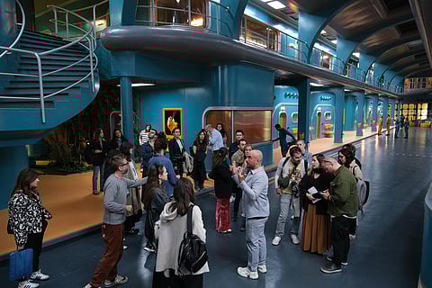 Diretor artístico de 'O Refúgio Atómico', Abdón Alcañiza, fazer a visita aos jornalistas.