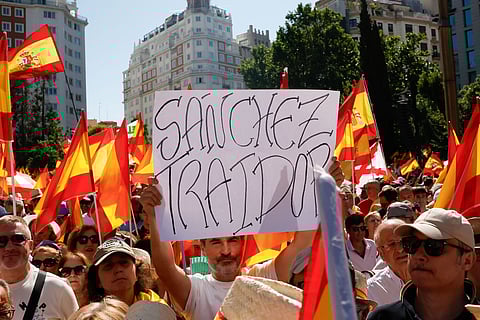 Manifestantes contra o governo de Pedro Sánchez em Madrid, no dia 8 de junho de 2025.