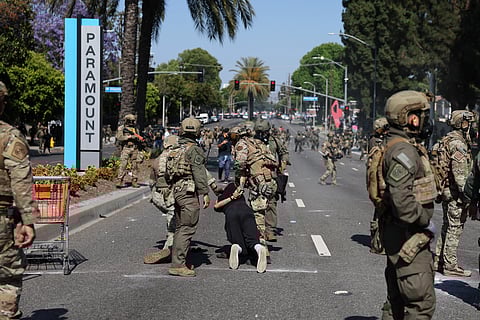 Manifestantes protestaram em Paramount, na Califórnia, no início de junho, contra as detenções em massa de imigrantes ilegais.