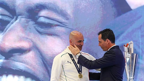 Roberto Martínez cumprimentado pelo presidente da Federação Portuguesa de Futebol, Pedro Proença.