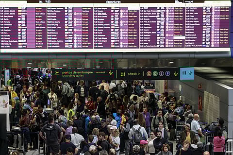 Muitos passageiros aguardaram mais de duas horas para passar no controlo de passaportes.
