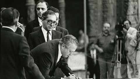 Mário Soares assinou o tratado de adesão à CEE, agora denominada União Europeia. Foi o culminar de oito anos de negociações. 