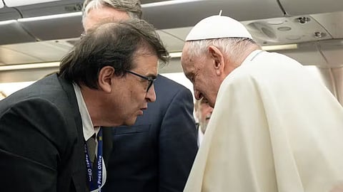 Imagem do encontro de Javier Cercas com o papa Francisco no Vaticano antes de viajar para o fim do mundo.