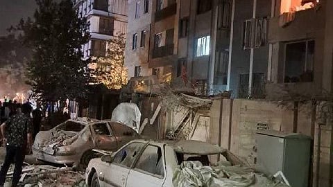 Destroços em Teerão após explosões provocadas por mísseis isralitas.