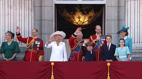 FOTOGALERIA. Rei de Inglaterra aplaudido por multidão no Trooping the Colour